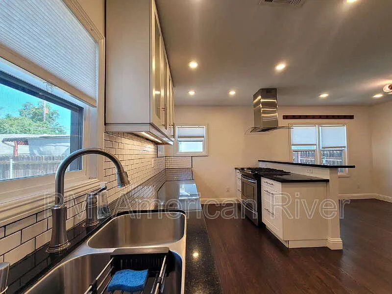 3 bed, 2.0 bath, 1350 sqft, $2,650 — Photo 4