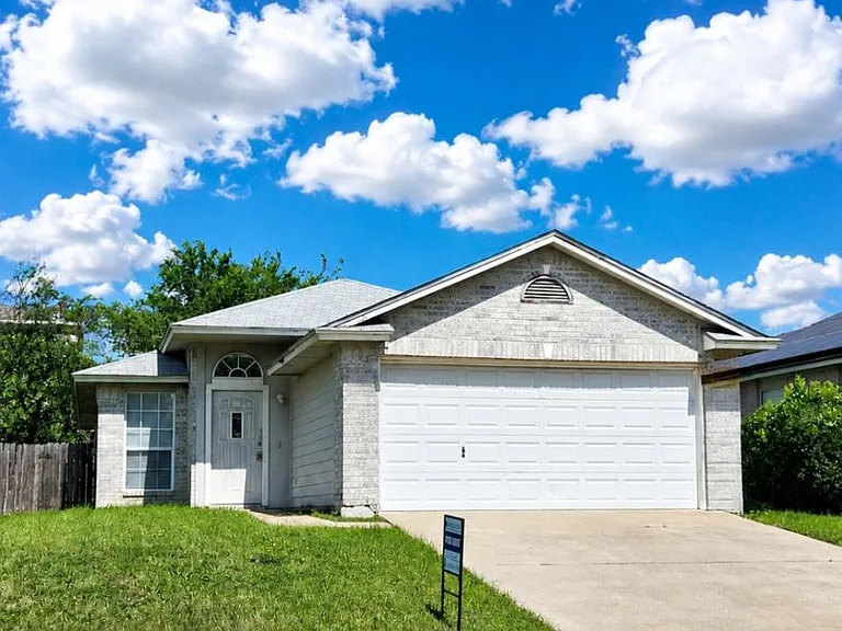 1303 Fox Creek Dr — Photo 1