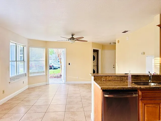 2 bed, 912 sqft, $1,695 — Photo 3