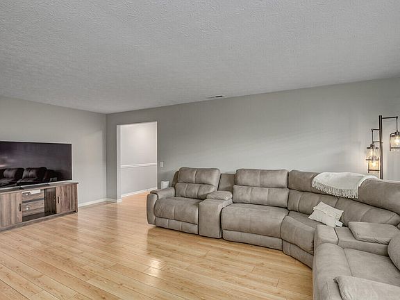 4th image of 10 Meadow Ln Suite 1