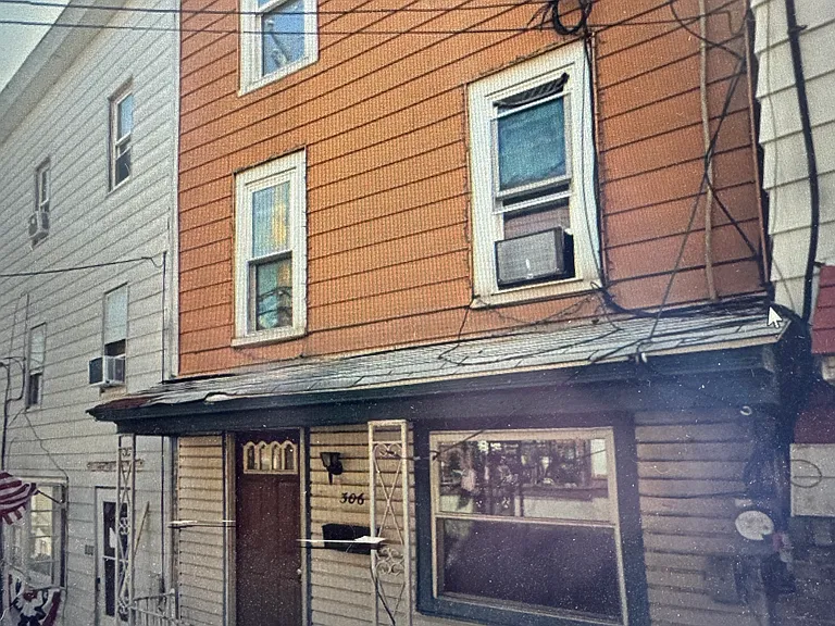 306 S 2nd St — Photo 1