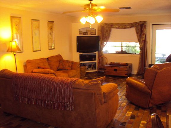 3rd image of 402 Wisteria Dr