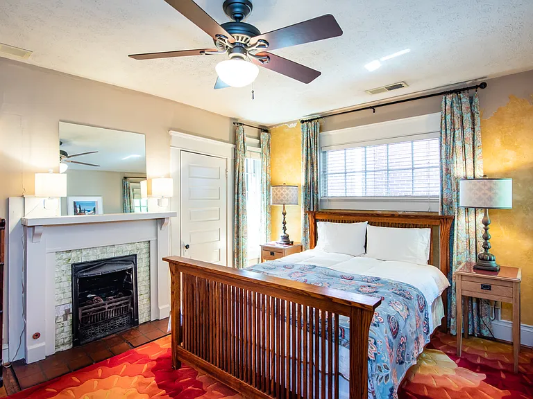 Bedroom 1:
+Queen bed
+43" TV
+Non-functioning fireplace
+Fan / AC
+Closet + Dresser