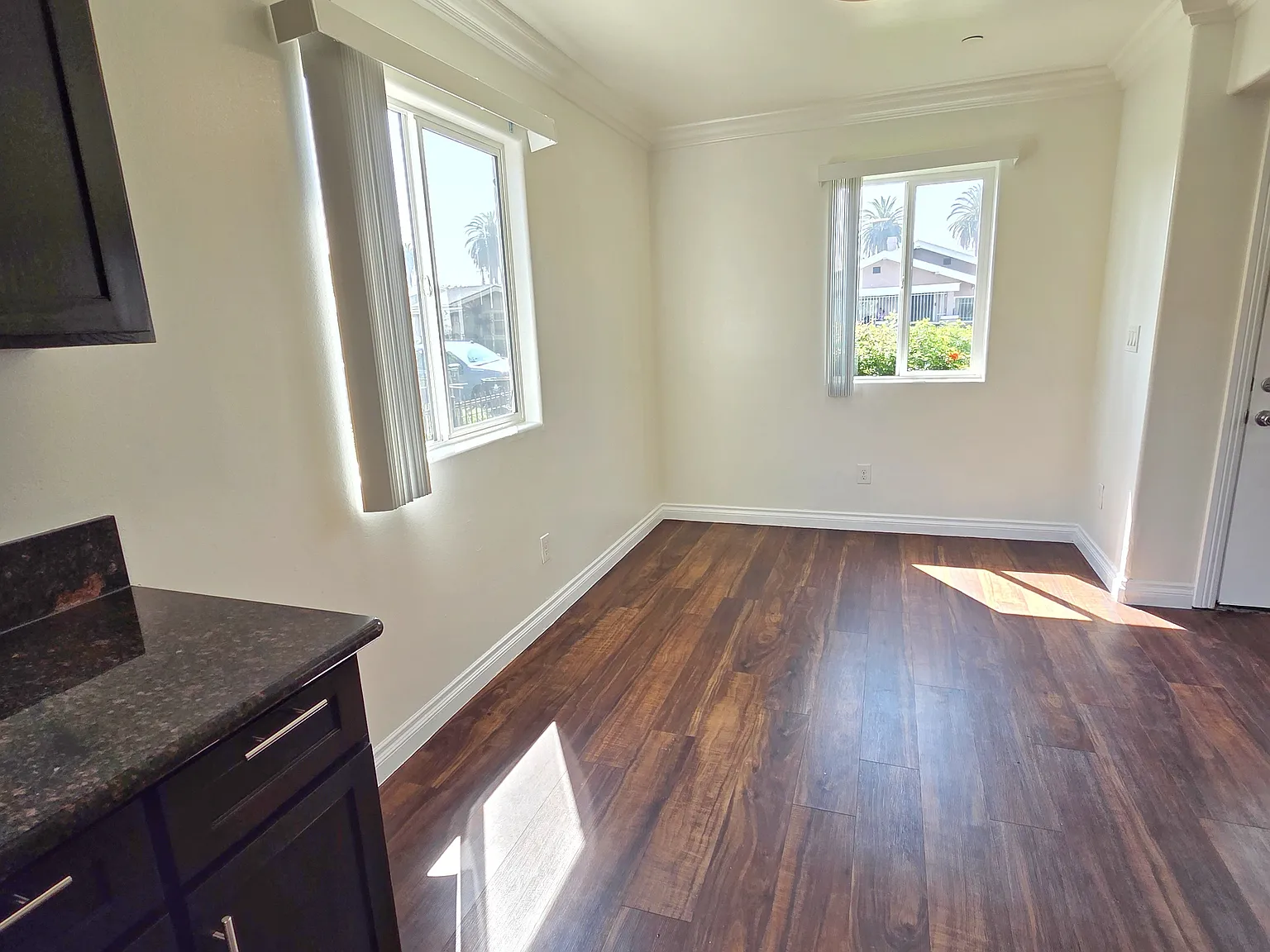 1719 W 39th Pl — Photo 4