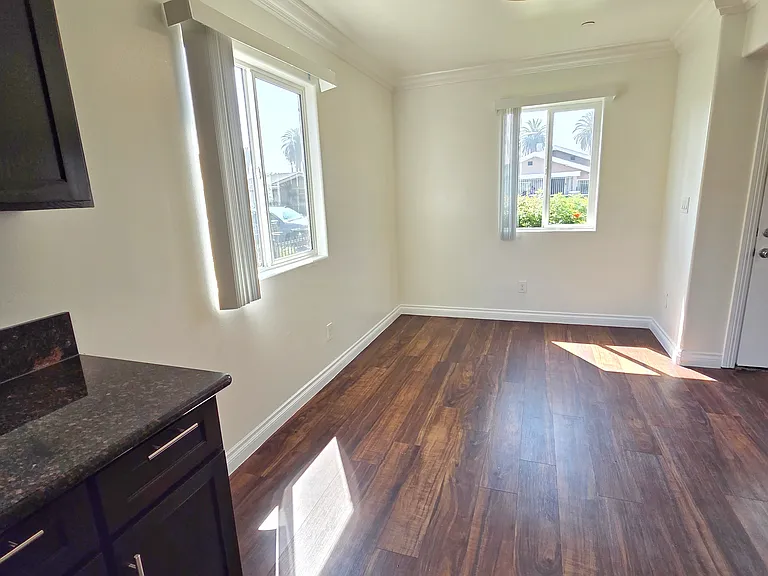 1719 W 39th Pl — Photo 4