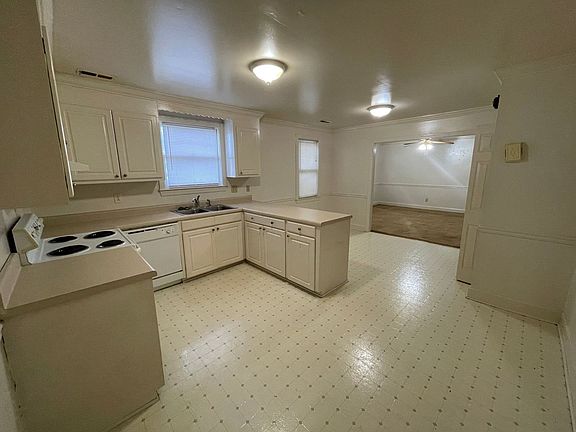 4th image of 602 S Washington St #4