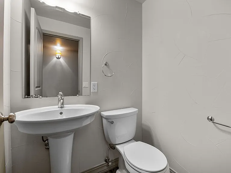 1275 S Clayton St — Photo 35