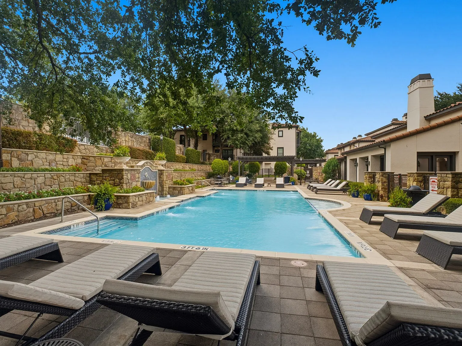 Estancia Townhomes — Photo 2