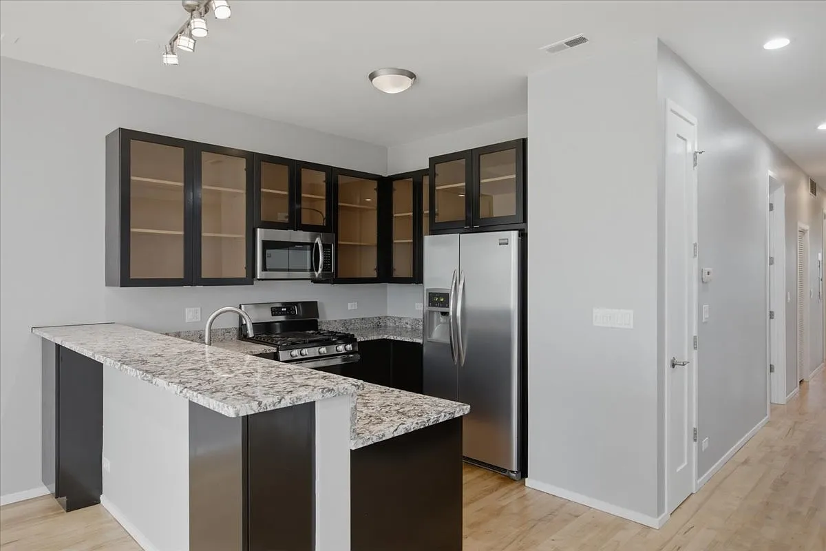 1649 W Cortland St — Photo 1