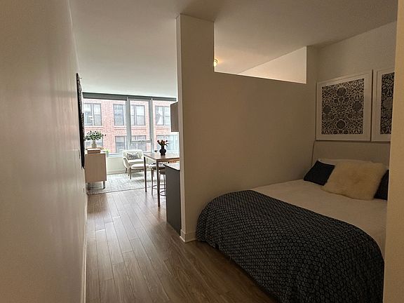 2nd image of 723 S Wells St
