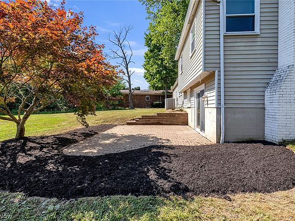 5th image of 1055 Thomas Dr
