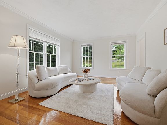 5th image of 8 Victoria Cir