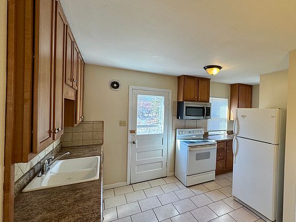3rd image of 200 Hughes St