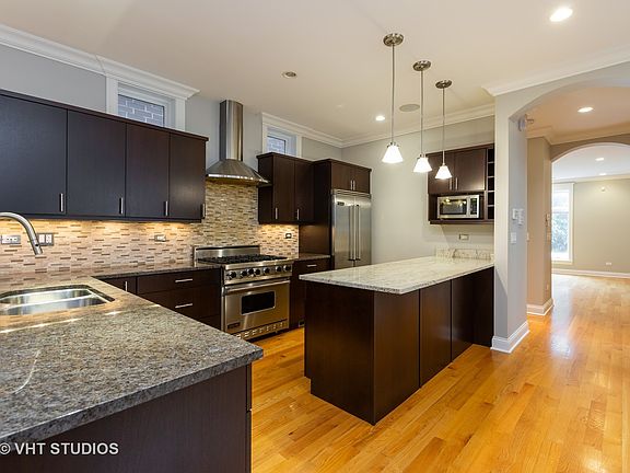 4th image of 740 W Melrose St #1