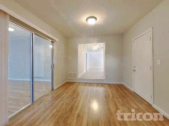 5th image of 402 E Pacific Ave