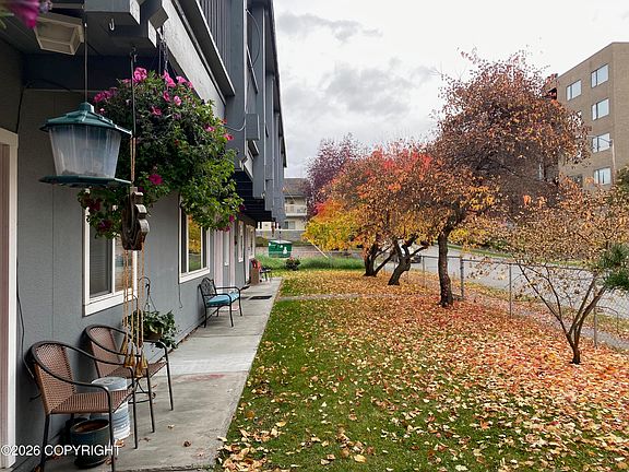 2nd image of 402 E 11th Ave