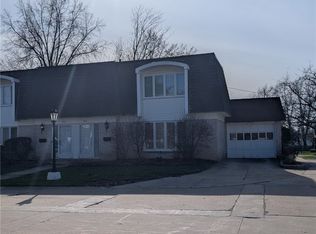 2612 S Green Rd, University Heights, OH 44122