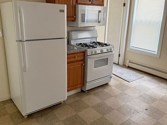 3rd image of 108-110 Chapel St #110-2