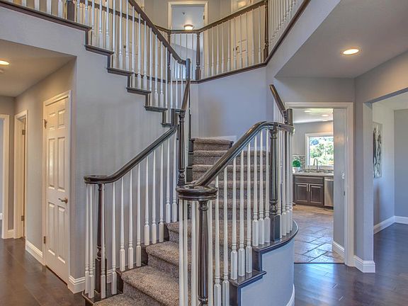 3rd image of 995 La Vista Ct