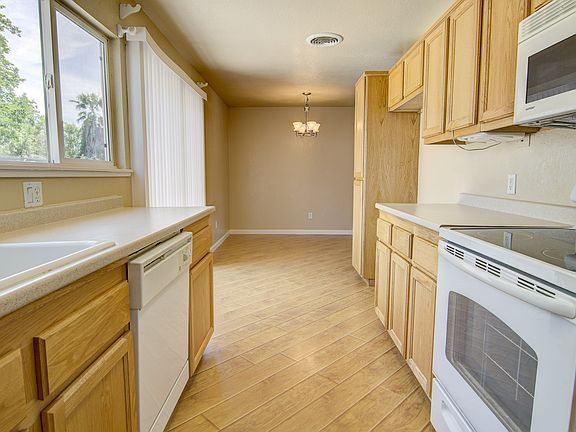5th image of 8320 Villaview Dr