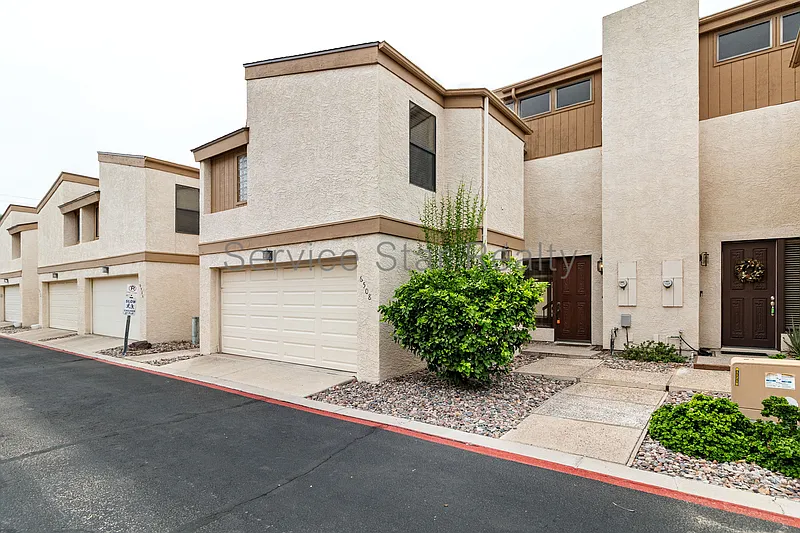 3 bed, 2.5 bath, 1883 sqft, $2,800 — Photo 2