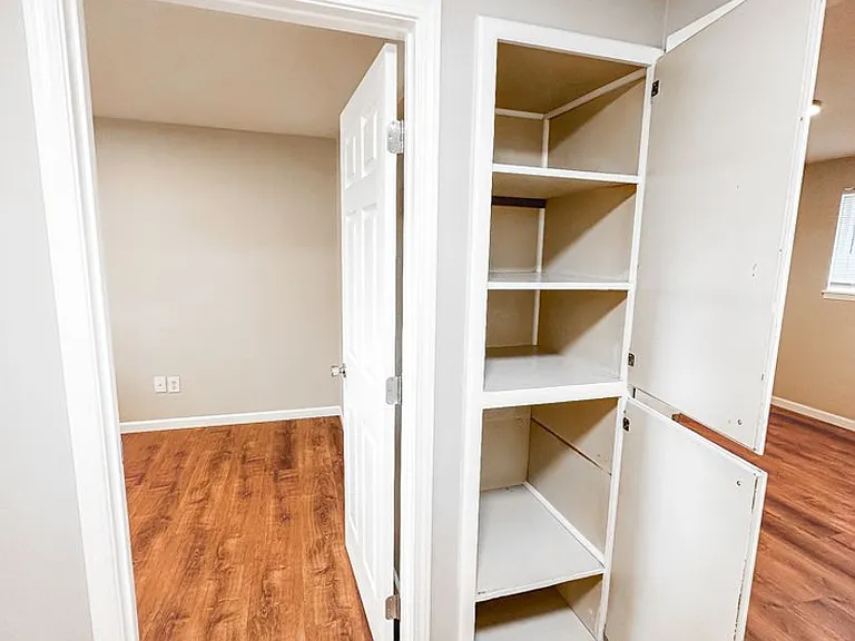 Catalina Apartments — Photo 18