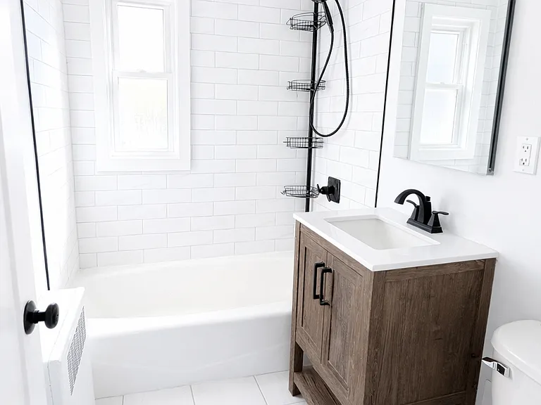102A Hastings Ave — Photo 9