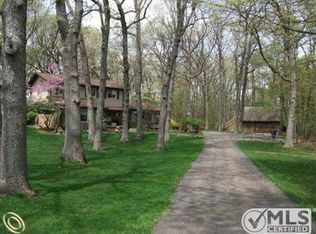 3284 Sue Nan Dr, Howell, MI 48843