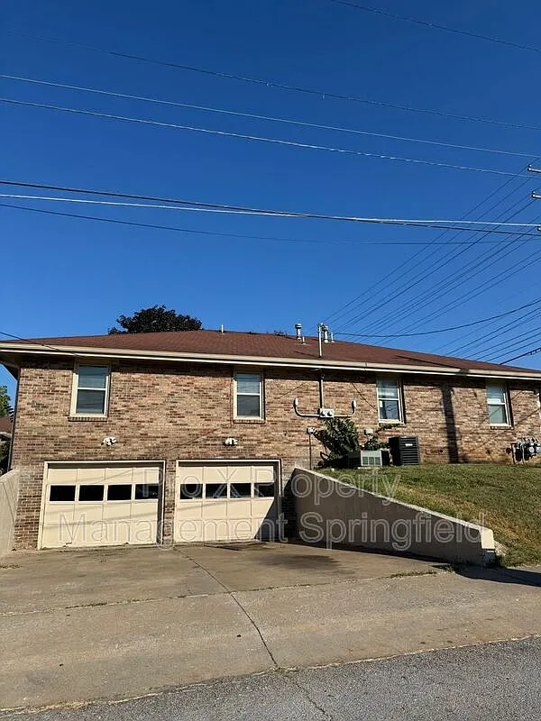 2 bed, 1.0 bath, 878 sqft, $895 — Photo 2