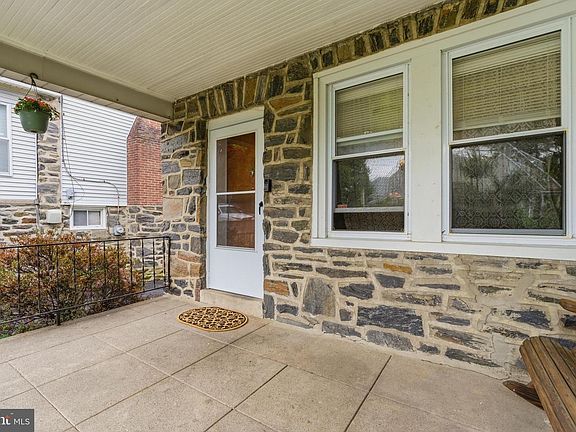 3rd image of 3828 Crest Rd