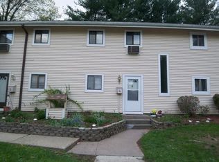 4 Sutton Pl, Bloomfield, CT 06002