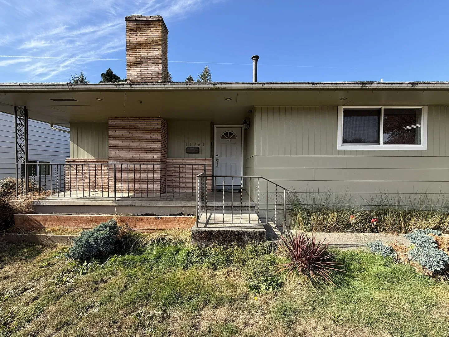 Spacious 4 Bedroom Home with Granite Kitchen, Main-Level Primary Suite, Two Living Areas & Outdoo... — Photo 2