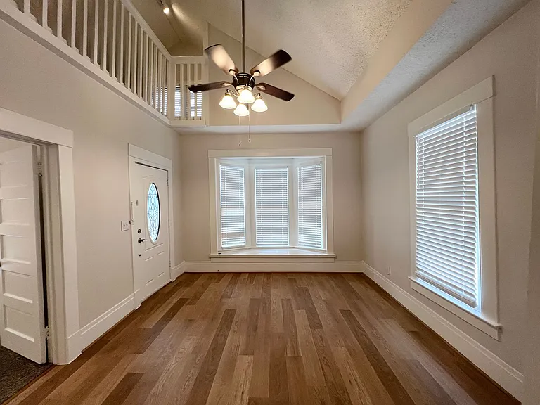 421 E Myrtle St — Photo 2