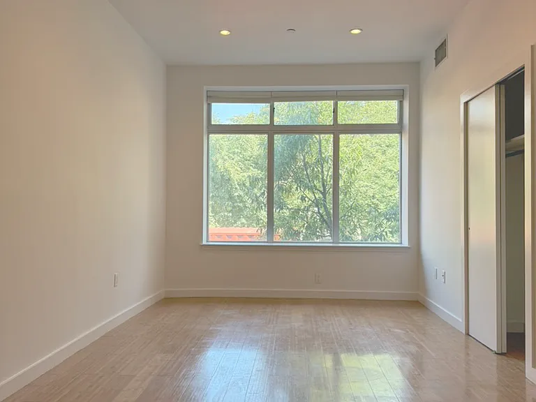 94 Scholes St #2F — Photo 1