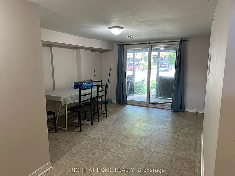 1101 Oxford St W — Photo 25