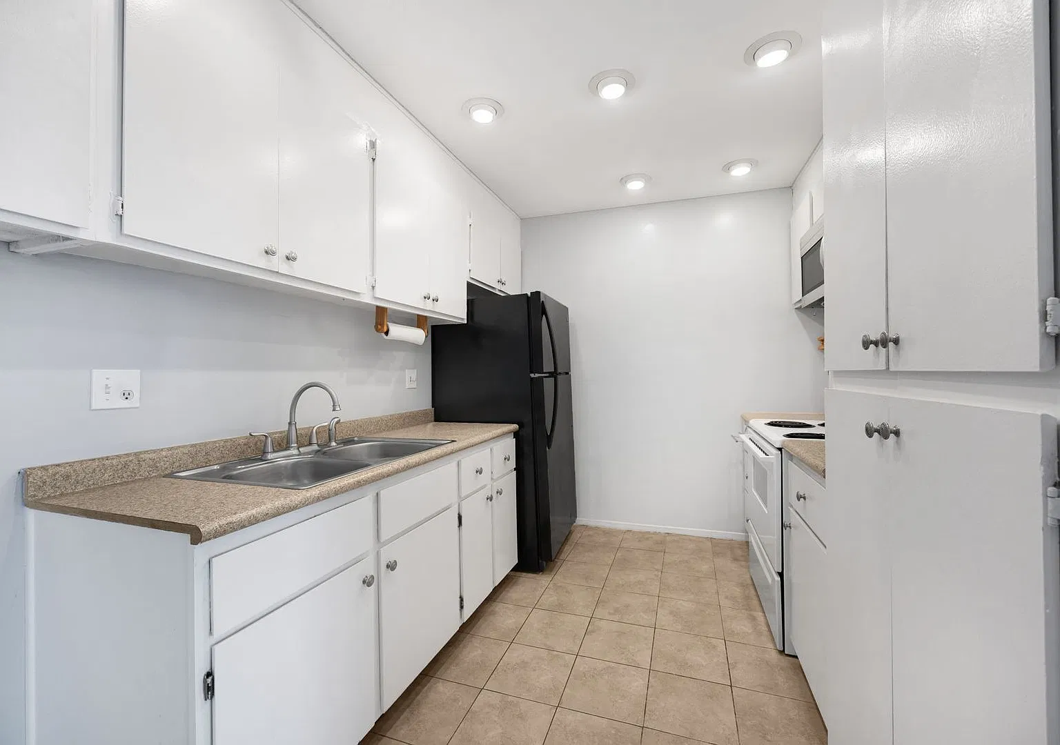 Spacious Upper Unit 2 Bedroom / 1 Bath w/ Community Laundry & Pool — Photo 2