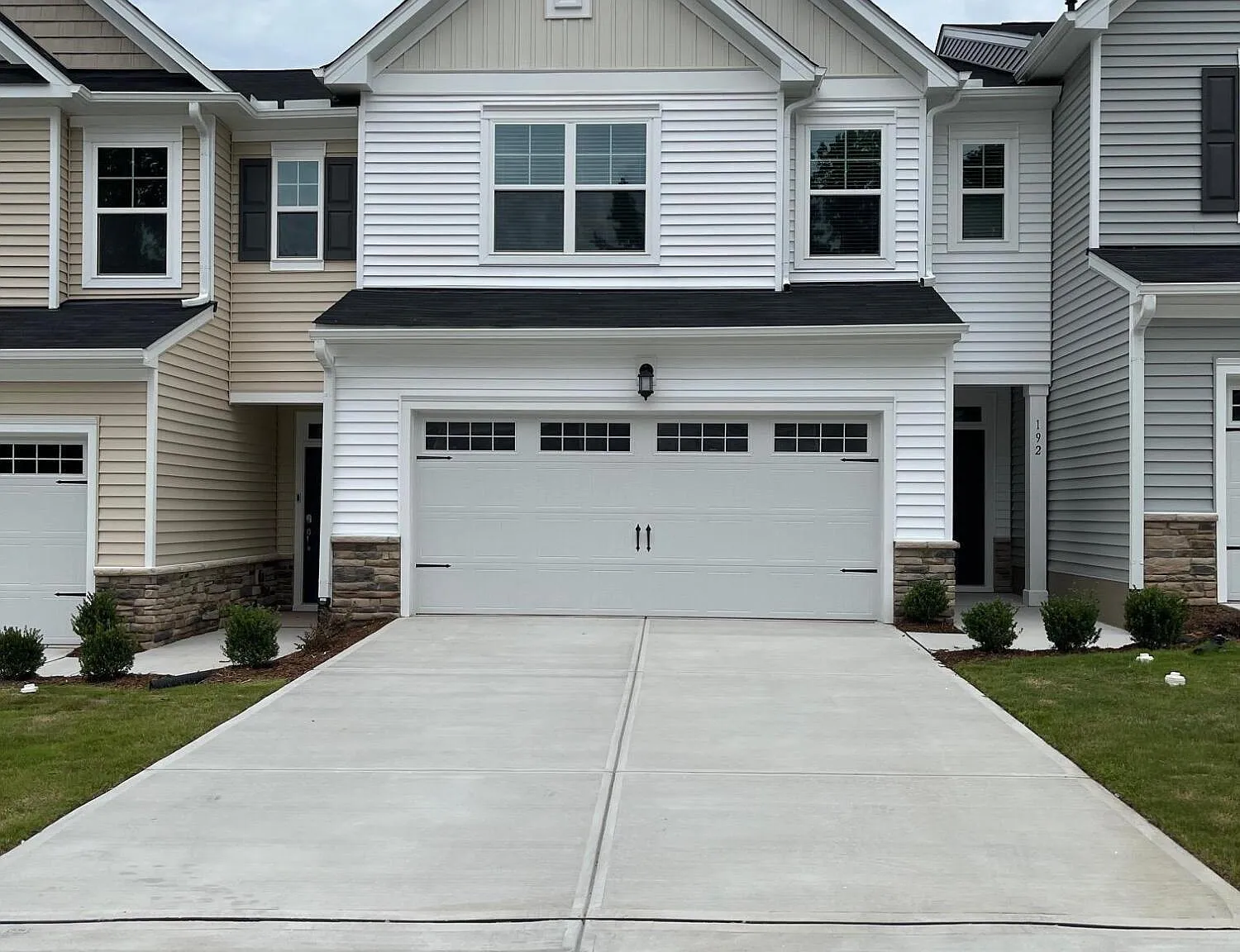 3 bed, 2.5 bath, 1924 sqft, $2,095 — Photo 1