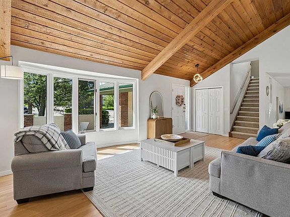 4th image of 7 S Brookpark Bay SW