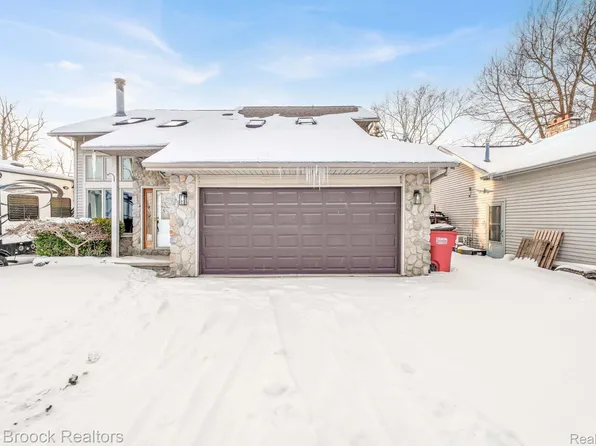 38033 Cherry Ln, Harrison Township, MI 48045