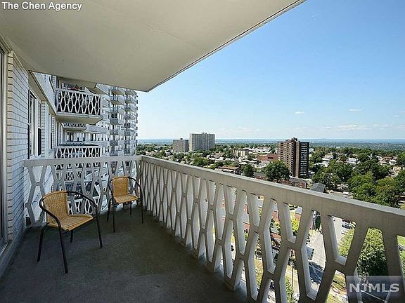 4th image of 2000 Linwood Ave APT 17B