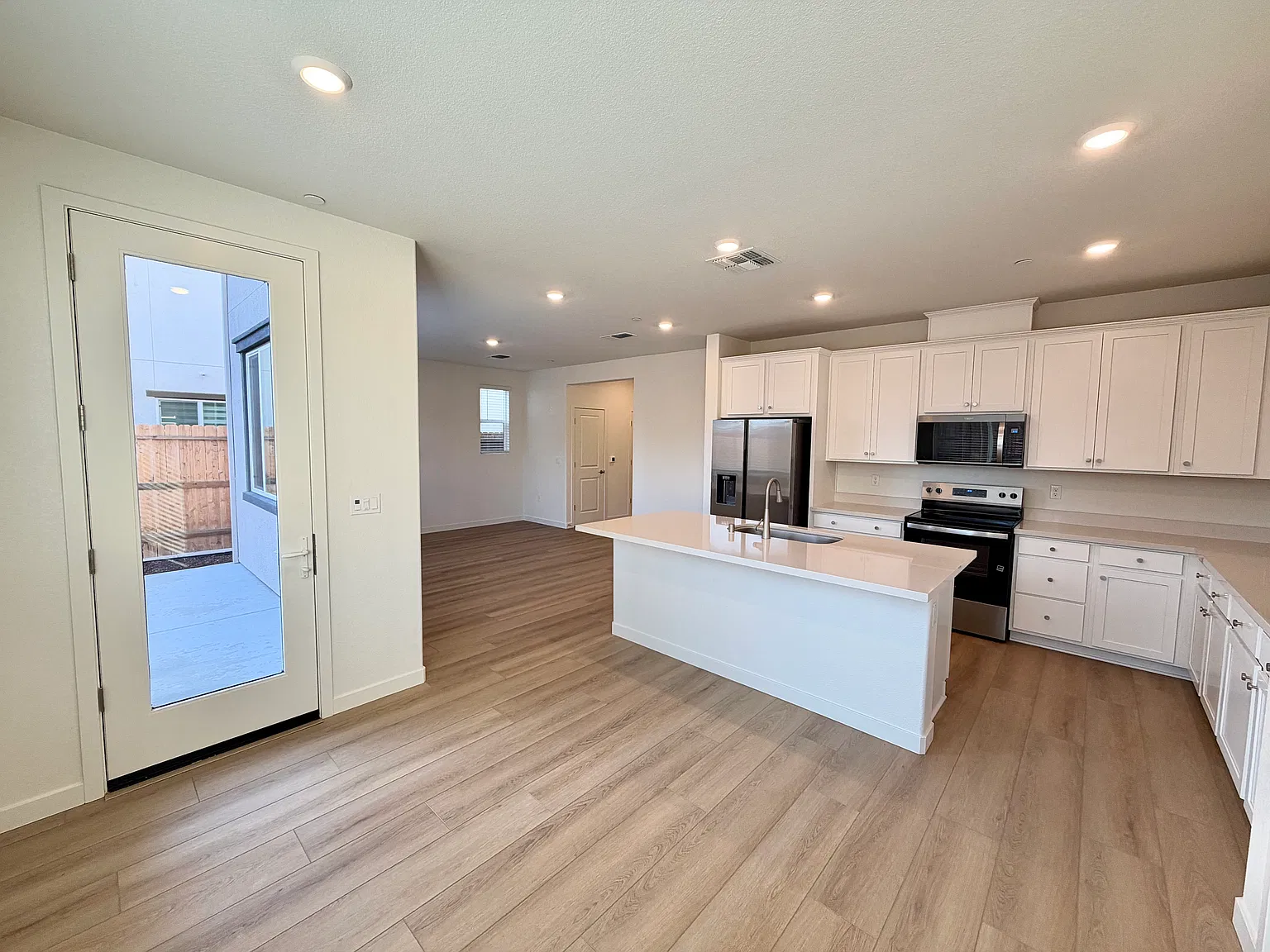 3 bed, 2.5 bath, 1654 sqft, $3,195 — Photo 4