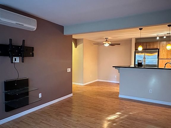 dinning area with ceiling fan with lighting