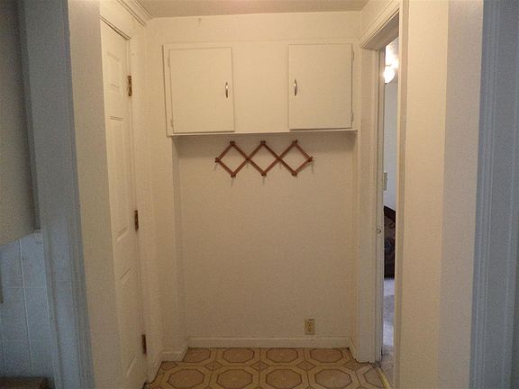 2nd image of 138 E Willow Dr