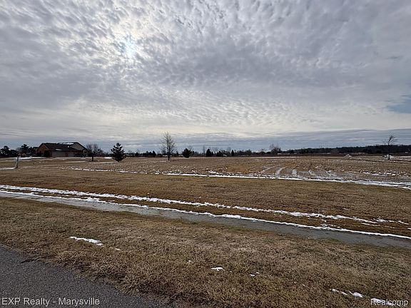 3rd image of 1 Putt R Dr