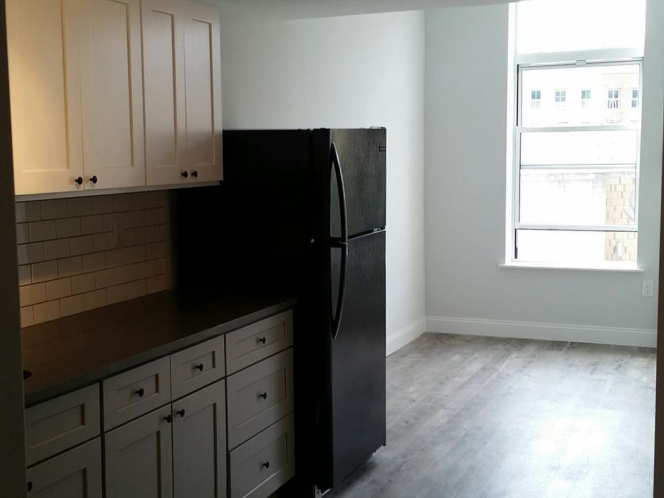 1st image of 32 King St #4