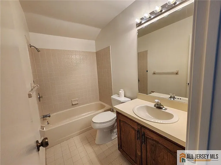 254 Sayre Dr — Photo 18