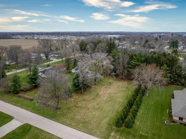 2810 S Hazelwood Dr, Beloit, WI 53511
