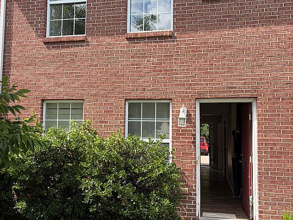 3rd image of 100 Laurel Ln