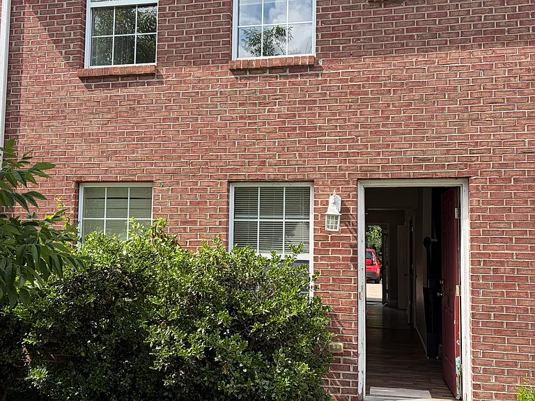 100 Laurel Ln — Photo 1