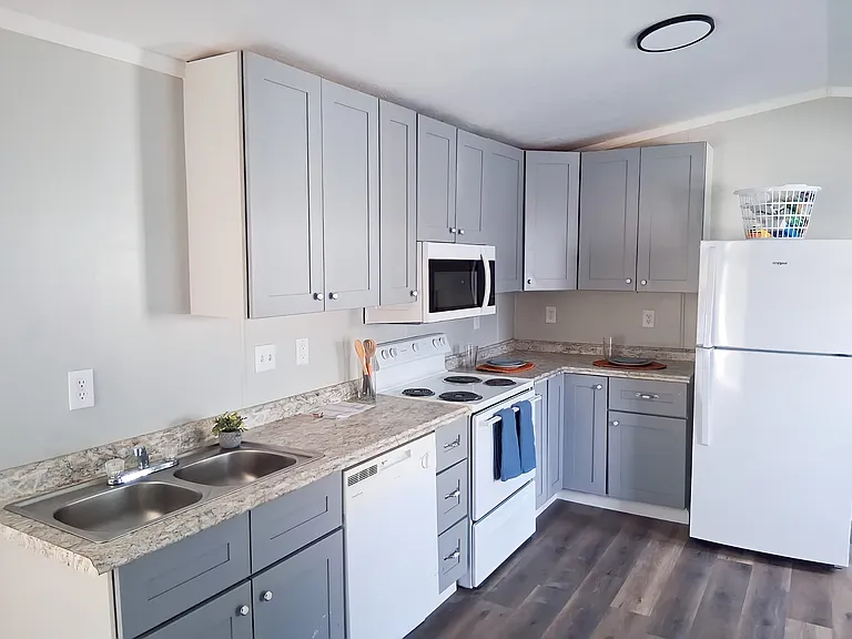 14 Deerwood Park — Photo 3